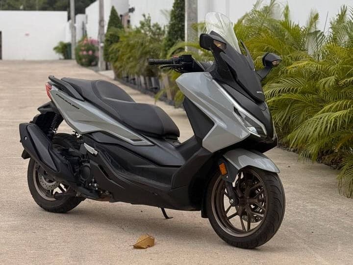 Honda Forza на тихой улице среди вилл и пальм на Самуи