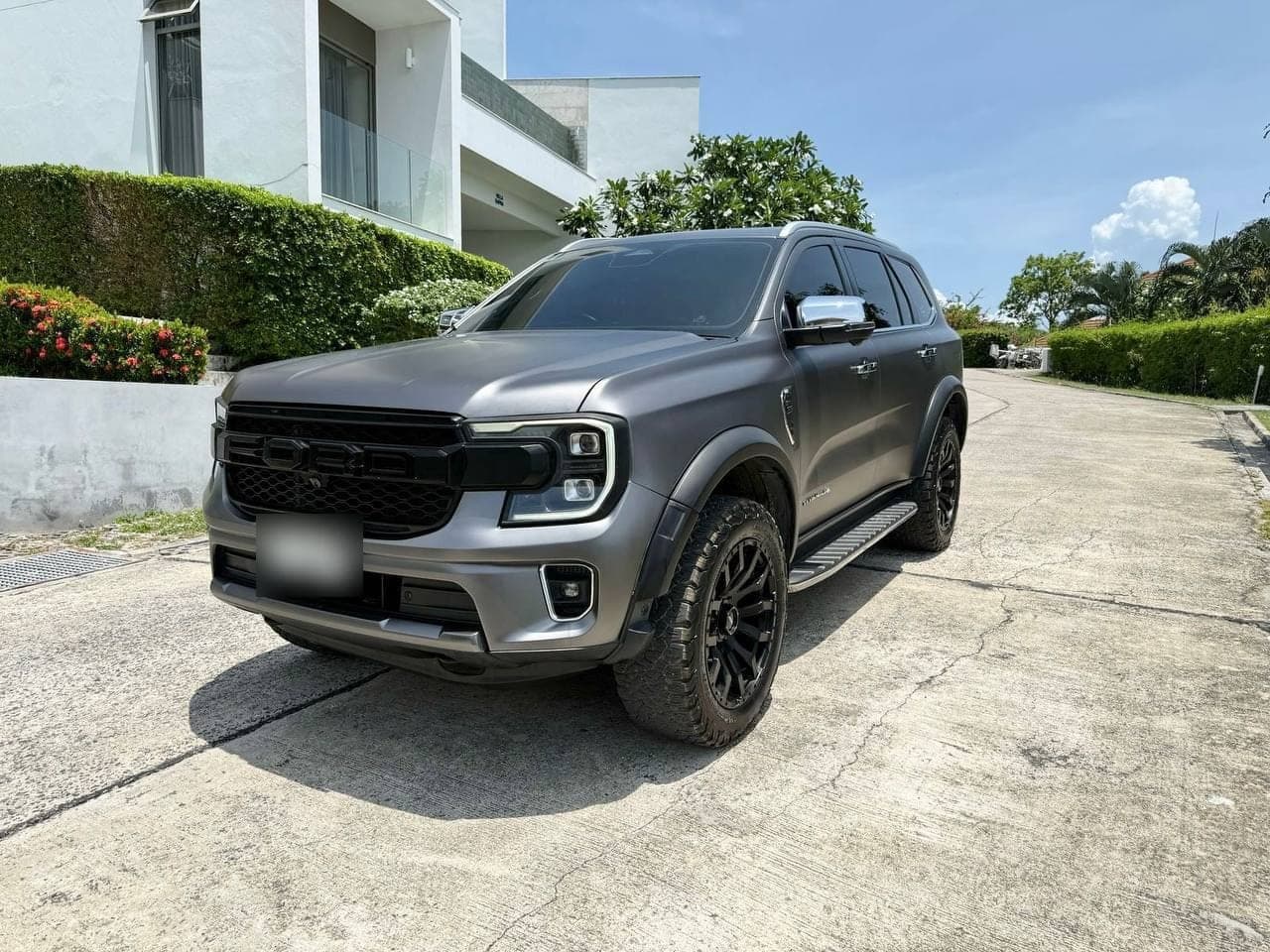 Ford Everest на дороге среди вилл на Самуи